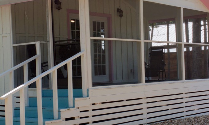 Kennard House | KING BED, SCREENED IN PORCH, KITCHEN, SHOWER, WIFI, ROKU, NEAR RATCLIFF LAKE