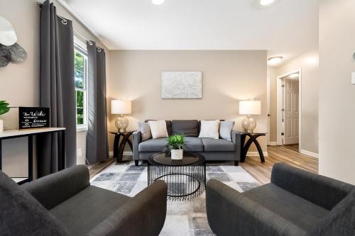 Warsaw Apartment | King Bed Suitefiber Internet2 Full Baths