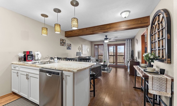 Notch Estates Condo | KING BEDS!~Hiding Place~WALK IN UNIT~BOAT PARKING🎡1 Mile from SDC🎢Free WIFI