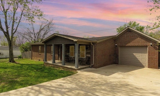 Richmond House | King en suite 3 -2 whole house pets welcomed 1G WiFi fully equipped kitchen