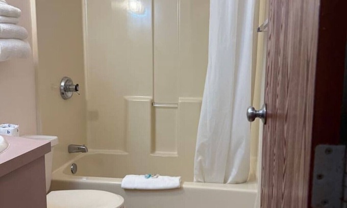 Nisswa Bed & Breakfast | King Jacuzzi Suite – Indoor Pool, Sauna & Near Gull Lake