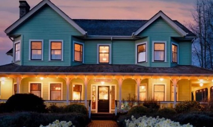Lopez Island Apartment | ♥️KING Sleigh Bed DEEP SoakingTub/REAL Fireplace/Breakfast/WIFI/HeartofVilliage♥