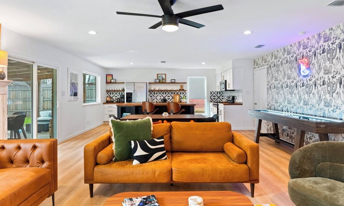 Egger Acres House | King Suite, Chef's Kitchen, Games, Backyard, Pets
