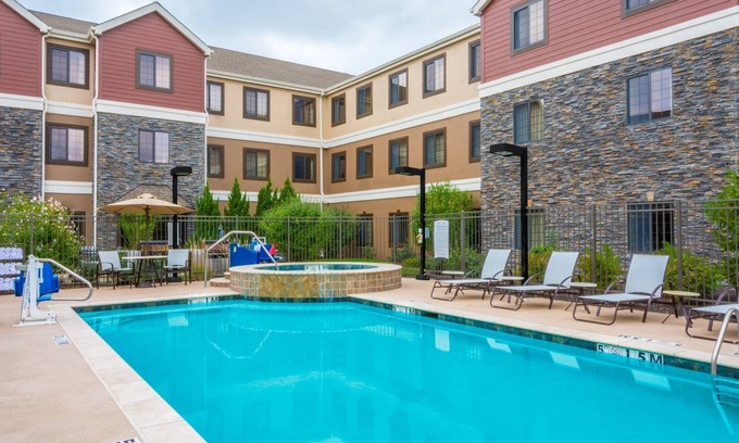 Independence Condo | King Suite. Free Breakfast. Outdoor Pool & Hot Tub