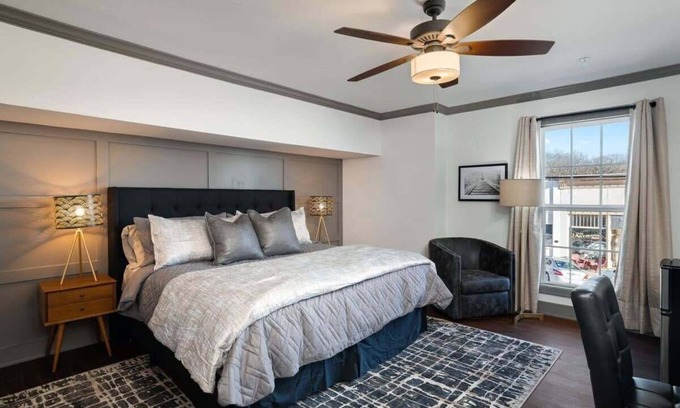 Parkville Apartment | King Suite on Main Stay & Relax|Coffee & Shopping