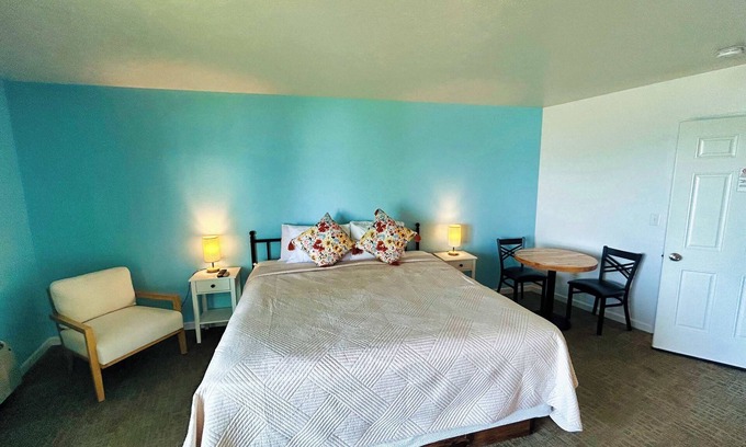 Lake City Apartment | King suite with Lake View