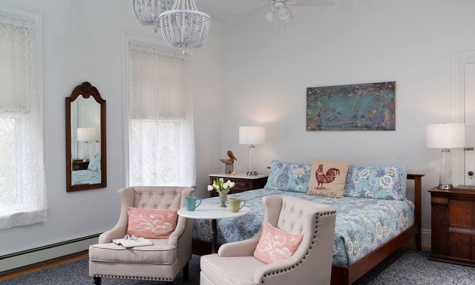 Historic Hill Apartment | King with Kitchenette and Fireplace, 2 blocks to Thames