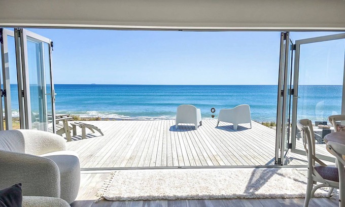 Pukehina House | Kingfisher Way - Beachfront Holiday Home Sleeps 10