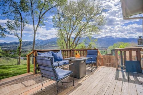 Colorado Springs House | Kings Overlook Hot Tub w Pikes Peak Views