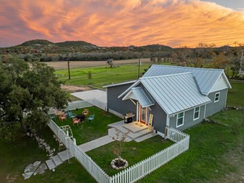 Boerne House | Kingsby Cottage - 1 Bedroom w Mountain views