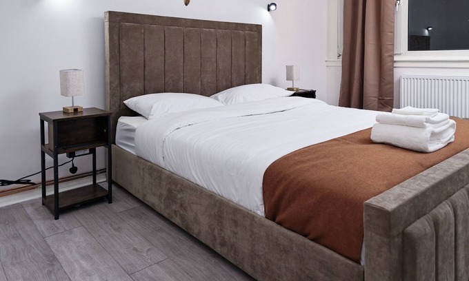 Norbiton Apartment | Kingston Duplex Sleeps 8,Balcony, Parking & Wi-Fi