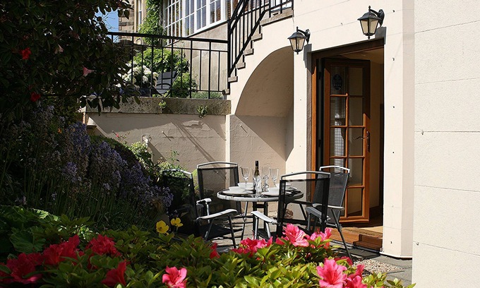 Stirling Apartment | Kingsview Apartment - an apartment that sleeps 5 guests in 2 bedrooms