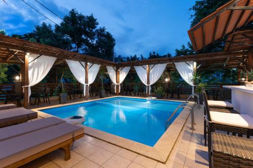 Nea Peramos Hotel | Kipos Resort