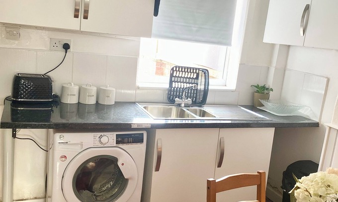 Thurnscoe House | Kirkby House in Moorthorpe near a train station, great access to motorways