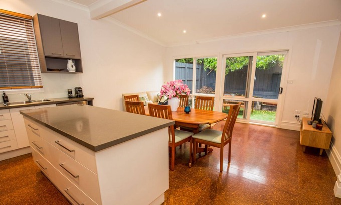 Prahran House | Kiss me by the City-quiet & pretty inner city retreat to unwind & rejuvenate