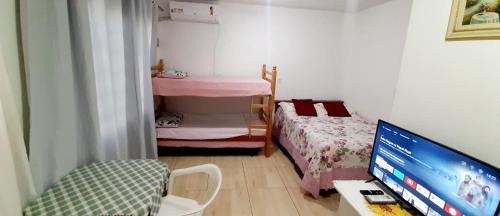 Torres House | KITNET S2 em TORRES-RS - Na mais bela praia Gaúcha - Cozinha - Banheiro - Ar condicionado - TV smart 32' - Wi-Fi - Estacionamento - Anfitriã Superhost no BnB