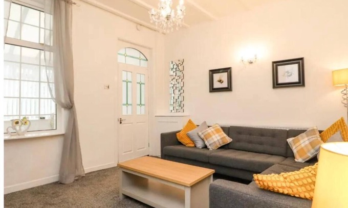 South Shore House | Kitty Cottage - 3 Bedroom - Warm and Welcoming - Sleeps 5 - Blackpool