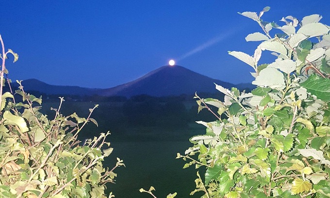 Fraena Other | Kjørsvik Øvre, flat in farmhouse with panoramic view to the sea and mountains.