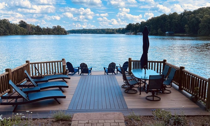 Livingston House | Knot Loggin’ Inn - Rustic charm with modern comfort & endless lakefront views