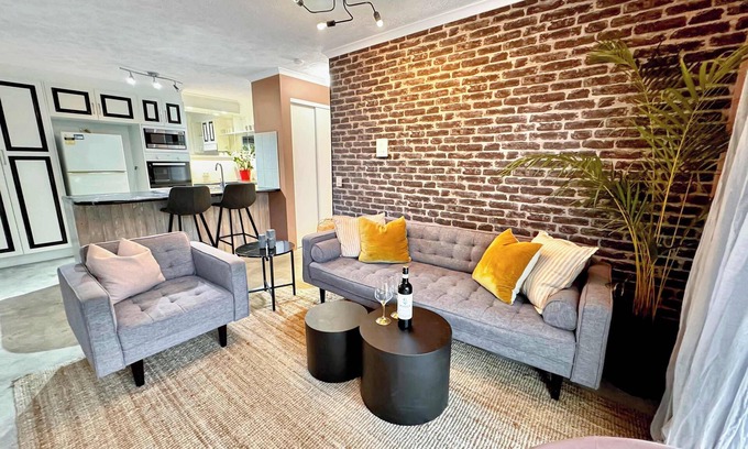 Burleigh Heads Apartment | Koala Park Apartment: Pool Parking & Beach Access