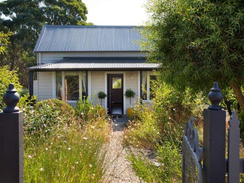 Hepburn House | Koovelly Spa - romantic country cottage