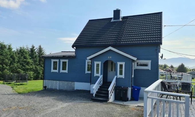 Heroy House | Koselig hus med hage i Herøy på Sunnmøre.