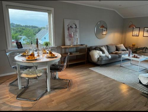 Leirvik Apartment | Koselig leilighet med utsikt, gåavstand fra sentrum