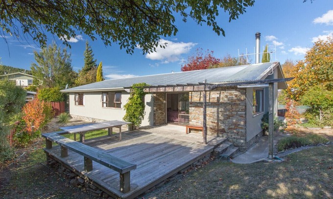 Wanaka Cottage | Kowhai Cottage - Wanaka Holiday Home