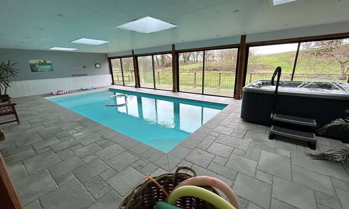 Saint-Nicolas-du-Pelem House | KRAOU TOMM character gîte in the countryside with indoor pool and spa