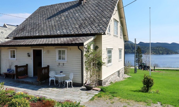 Askvoll House | Kvamsvika by Interhome