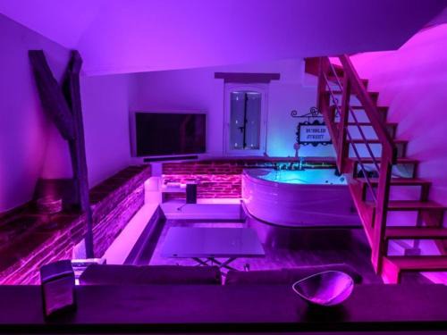 Belberaud Apartment | L'Antre vue - jacuzzi au château