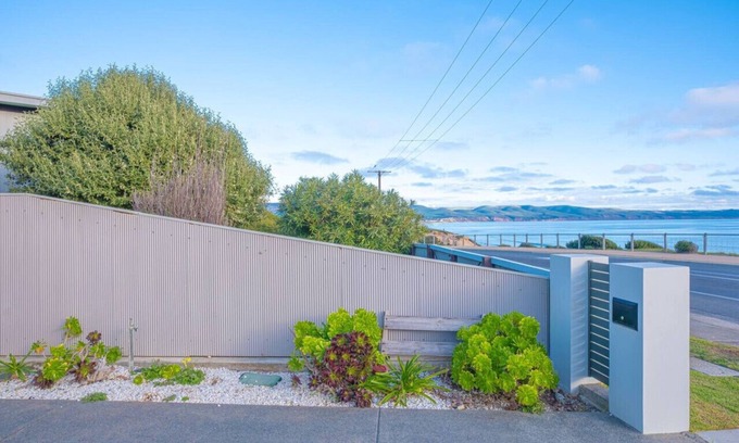 Aldinga Beach House | La Baracca - Aldinga Beach esplanade