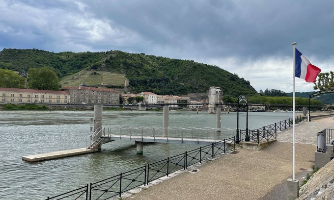 Tournon-sur-Rhone House | La Batellerie, view of the Rhône