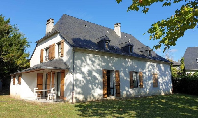 Lourdes House | La Bergerie: spacious house with large garden, view of the Pyrenees (wifi)