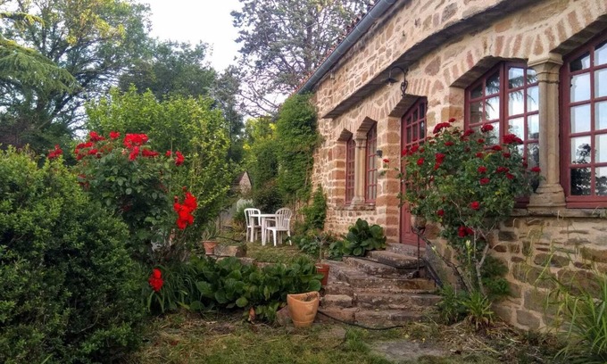 Saint-Marcel-Campes House | La Longère D'anaïde Maison en Pierres Face à Cordes sur Ciel