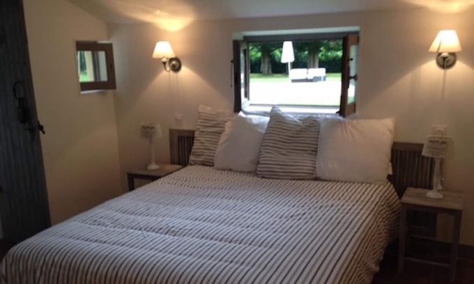 Saint-Maur Cottage | La Maisonnette with pool view