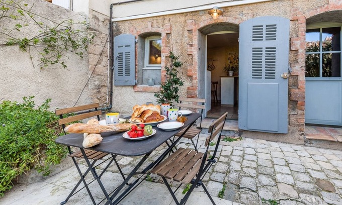 Les Cinq Avenues House | La Petite Provence - Two Bedroom House, Sleeps 4