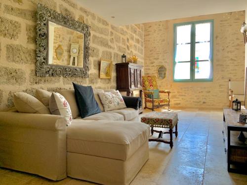 Pezenas House | La Posada Townhouse with private parking