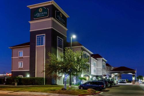 Laredo Hotel | La Quinta by Wyndham Laredo Airport