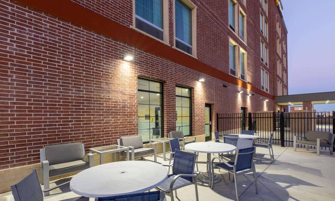 Frisco Hotel | La Quinta Inn & Suites by Wyndham Dallas - Frisco Stadium