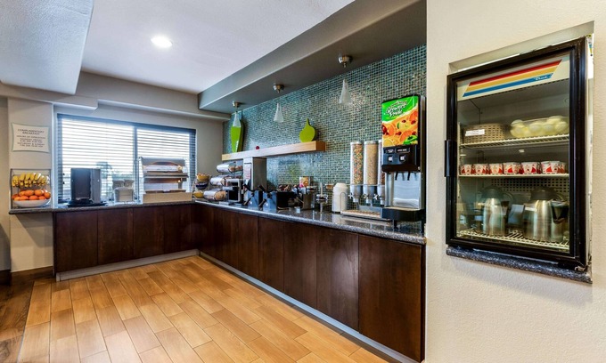 Pacific Beach Hotel | La Quinta Inn & Suites by Wyndham San Diego Mission Bay