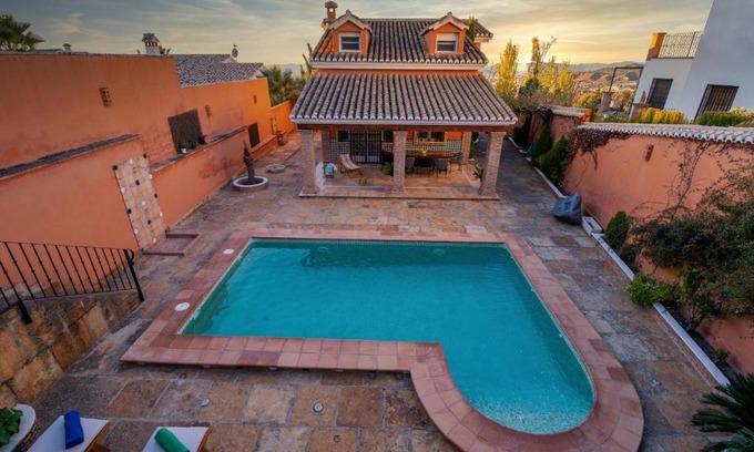 Barrio de la Vega House | La Rayuela