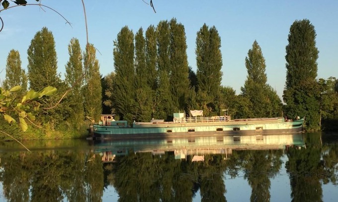 Pont-sur-Yonne Boat Rental | La Timonerie d'une péniche sur l'Yonne - (The wheelhouse of a barge on the Yonne River) - (in French)