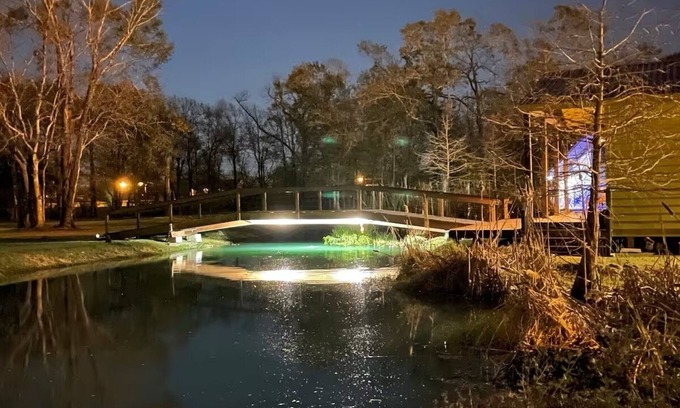 Breaux Bridge House | La Tortue, 1 bedroom pond-front cottage in walking distance of all things Cajun