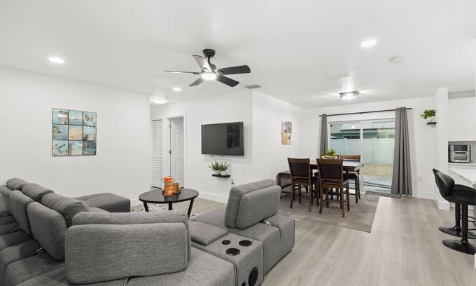Anona House | La Villa Gris – 4BR Coastal Retreat Near Clearwater & Gulf Beaches