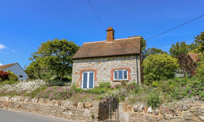 Newport Cottage | LADYLANDS COTTAGE, pet friendly, with a garden in Shorwell