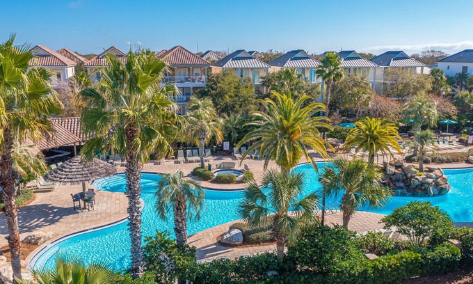 Villages of Crystal Beach House | Lagoon Style Pool ~ Walk to the Beach ~ Gated Community ~ Private Porch