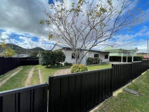 Stanthorpe House | LAHOOL GUEST HOUSE JUST A CREEKSIDE STROLL TO TOWN