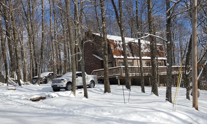 Sky Valley Cabin | Lake Access Log Cabin perfect for Gatherings. Community Beach. Tot Lot.