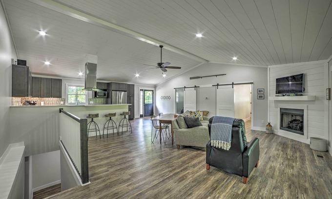 Cadiz House | Lake Barkley Waterfront Home w/Deck & Boat Dock!